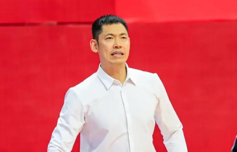 华体育官方-张庆鹏确定离任，本赛季用人+攻守都不行，北控天亮了？